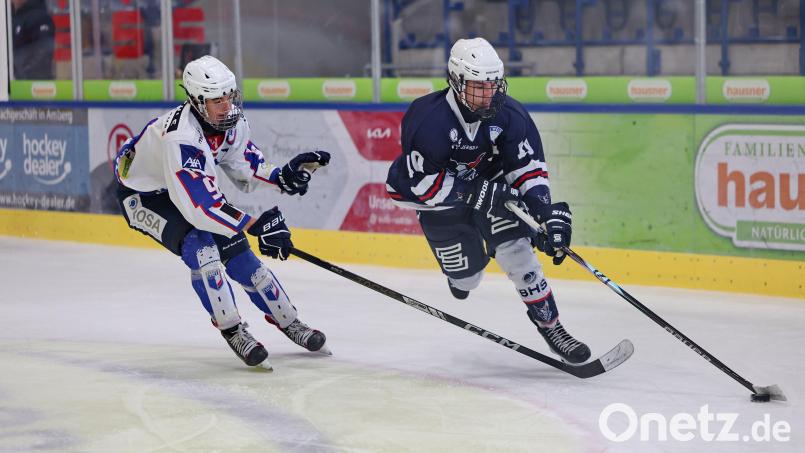 Leon Spörl (rechts) von den Young Blue Devils Weiden steuerte in den beiden Spielen gegen Ravensburg am Wochenende drei Treffer bei – am Ende gingen jedoch beide Partien verloren. Bild: Dieter Jäschke