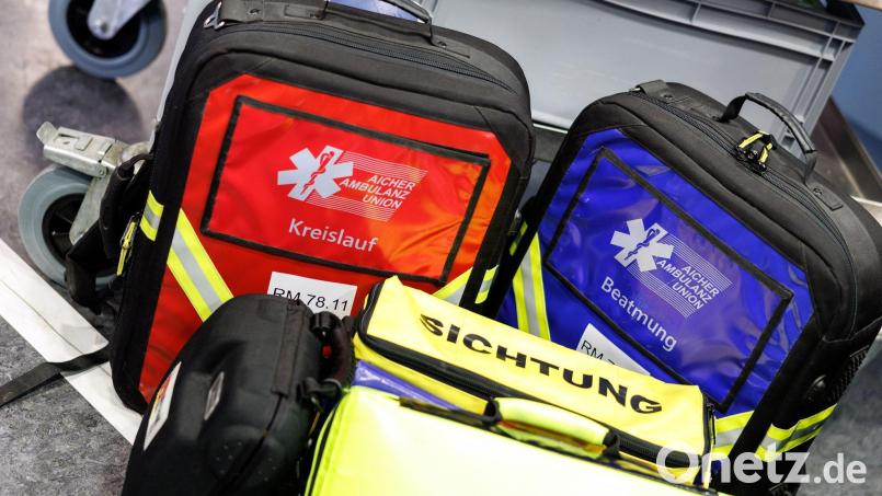 Nach zwei Bedienungen als Ersthelferinnen übernahm der Rettungsdienst die Versorgung des 78-Jährigen. (Symbolbild) Bild: Matthias Balk/dpa