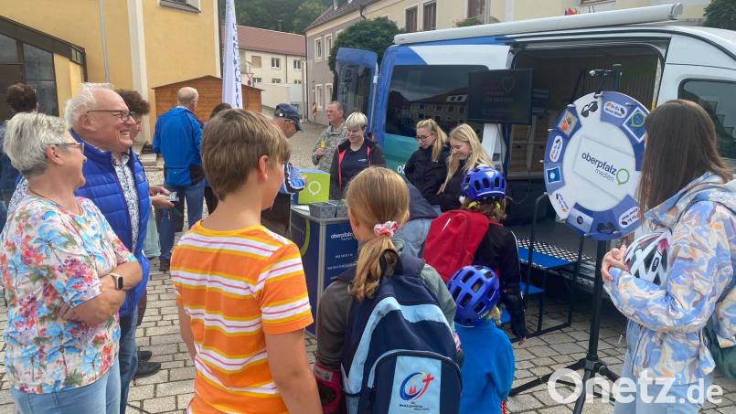 Bei "Redaktion on Tour" nutzten, wie hier in Wernberg-Köblitz, viele Leser die Gelegenheit, mit Mitarbeitern von Oberpfalz-Medien ins Gespräch zu kommen. Der nächste Halt ist am Dienstag in Eschenbach. Archivbild: am