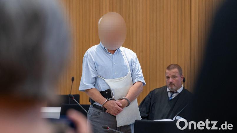 Der 71-Jährige war nach mehreren Hitlergrüßen besonders gesichert in den Saal gebracht worden. (Archivbild) Bild: Lennart Preiss/dpa