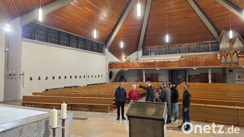 Die Kirchenverwaltung Hl. Familie begutachtet den Abschluss. Neben Stadtpfarrer Thomas Kopp begleitete Tobias Roderer als Mitglied des Gremiums maßgeblich die Durchführung der Maßnahme. Bild: Ernst Wawra