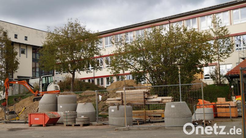 Die Schule ist gegenwärtig eine riesige Baustelle Bild: Elfriede Weiß