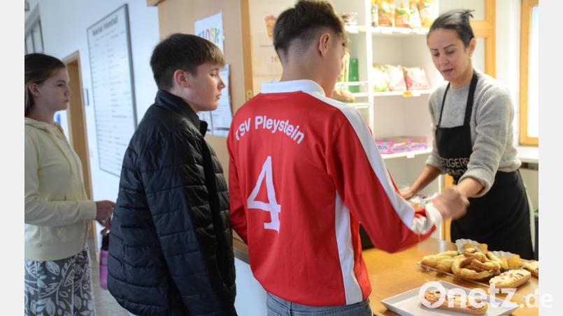 Die Realschüler in Vohenstrauß kommen gerne zum Pausenverkauf und lassen sich von Verkäuferin Zlaktica Illek beraten. Bild: Elisabeth Dobmayer