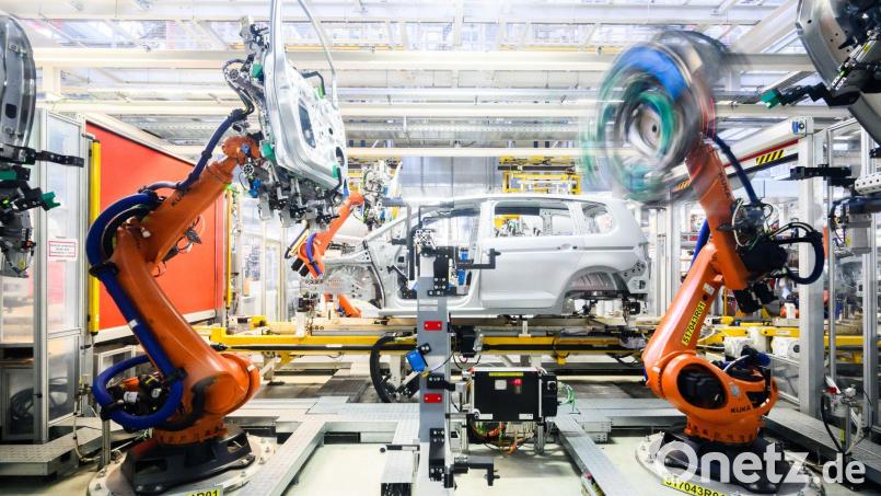 Die Autoindustrie ist hierzulande ein wichtiger Abnehmer von Industrierobotern. (Archivbild) Bild: Julian Stratenschulte/dpa