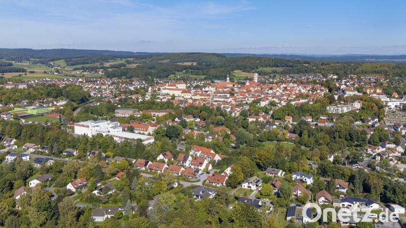 Sulzbach-Rosenberg ist von Wäldern in unmittelbarer Nähe umgeben. Auch innerstädtisch sind Grünflächen nicht zu übersehen. Das bringt enorme Vorteile beim Hitzeschutz. Bild: Thilo Hierstetter