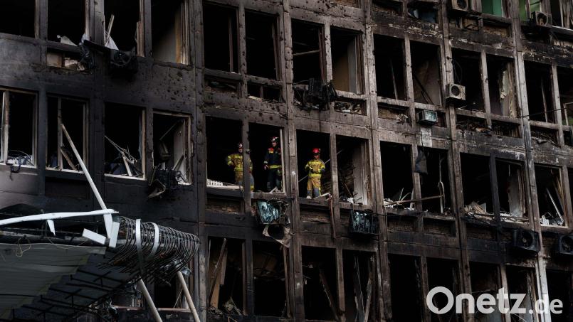 Der nächtliche Raketenangriff folgte auf einen Tag voller Drohneneinschläge. Bild: Evgeniy Maloletka/AP/dpa