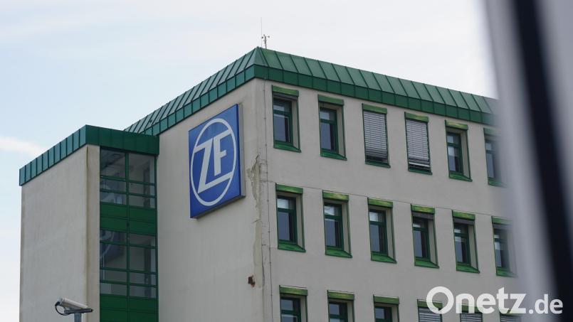 ZF – hier das Verwaltungsgebäude am Standort in Auerbach – hat schon bessere Tage erlebt. Wegen Managementfehlern ist der Konzern stark verschuldet. Bild: jut
