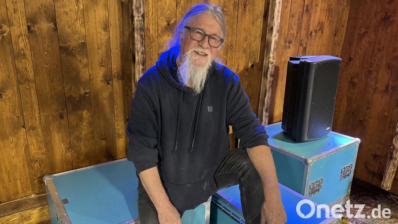 Charly Schlömmer übernimmt wieder das Burgblick in Oberviechtach. Die neue Bühnentechnik, auf der er hier gerade sitzt, soll eine wichtige Rolle in seinem Konzept spielen. Bild: sbö