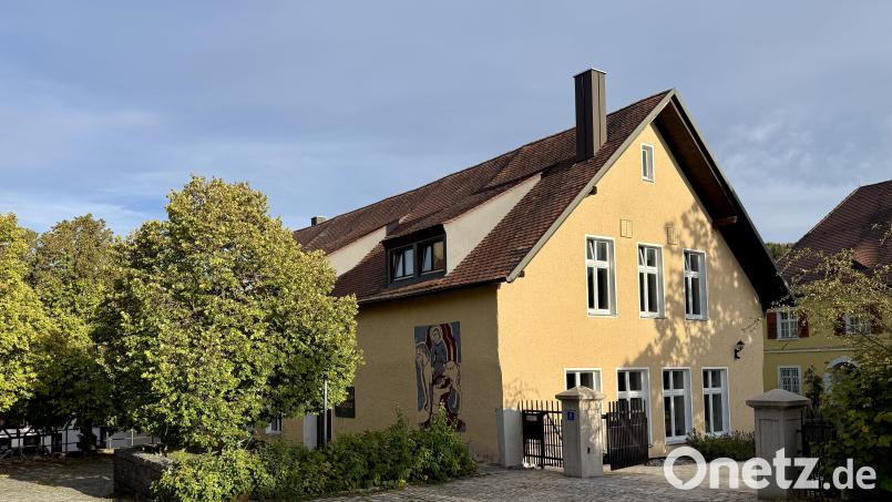 Das Pfarrheim am Kirchplatz prägt den Ort Wutschdrof baulich und kulturell. Bild: gri