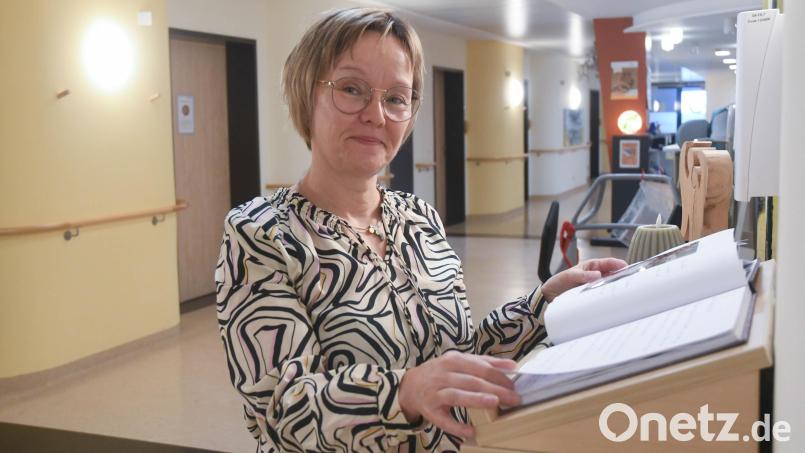 Susanne Wagner blickt ins das mit liebevoll formulierten Nachrichten und Erinnerungen gefüllte Gästebuch des Hospiz Sankt Felix in Neustadt/WN. Die 56-Jährige hat die Einrichtung mit aufgebaut und sieben Jahre lang geleitet. Nun wechselt sie zurück ins Klinikum Weiden. Bild: Gabi Schönberger