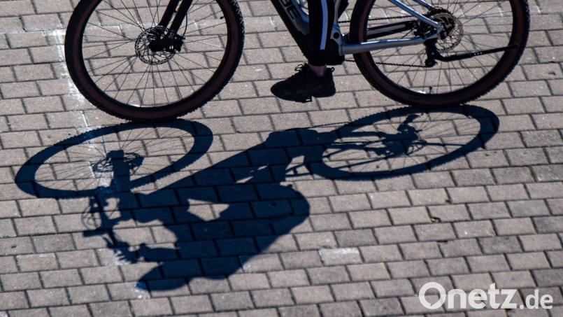 Ein fahrradfahrendes Kind ist in Amberg von einem Auto erfasst und leicht verletzt worden. Symbolbild: Stefan Sauer/dpa