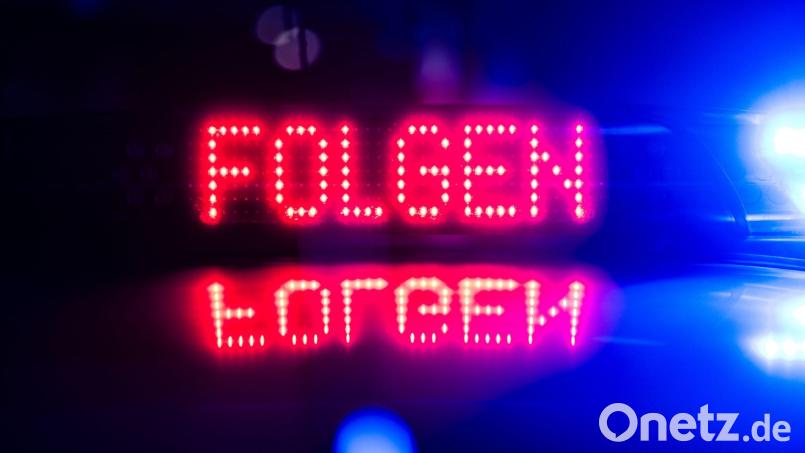Mit einer gefälschten LED-Anzeige sollen sich Unbekannte als Polizisten ausgegeben und einen 22-Jährigen zum Folgen aufgefordert haben. (Symbolbild) Bild: Robert Michael/dpa