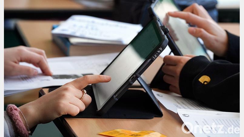 Nicht nur bei Schülern sind KI-Anwendungen hoch im Kurs - auch bei Lehrern finden sie sich im Berufsalltag immer häufiger wieder. (Symbolbild) Bild: Soeren Stache/dpa