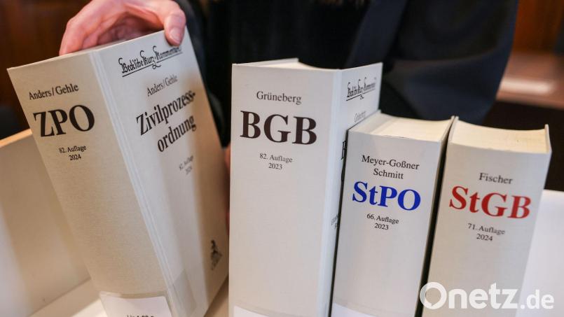 Die Justiz darf bisher nicht so einfach eine KI verwenden. Gleichwohl sieht sie sich mit einer steigenden Zahl an Schreiben konfrontiert, die mittels KI verfasst wurden. (Illustration) Bild: Oliver Berg/dpa