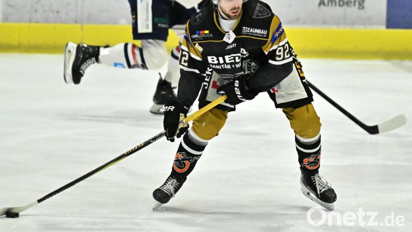 Besonderes Duell: Daniel Schröpfer vom ERSC Amberg trifft im letzten Test gegen Dorfen auf seinen Buder Sandro. Archivbild: Hubert Ziegler