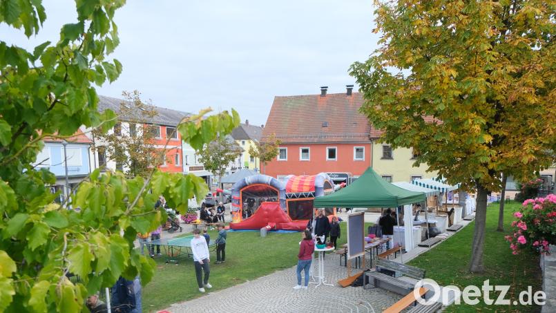 Die Marktplatzanlage bietet reichlich Gelegenheit zum Einkaufsbummel, Tische und Bänke laden zum Verweilen ein. Ein idealer Festplatz. Archivbild: Fred Lehner