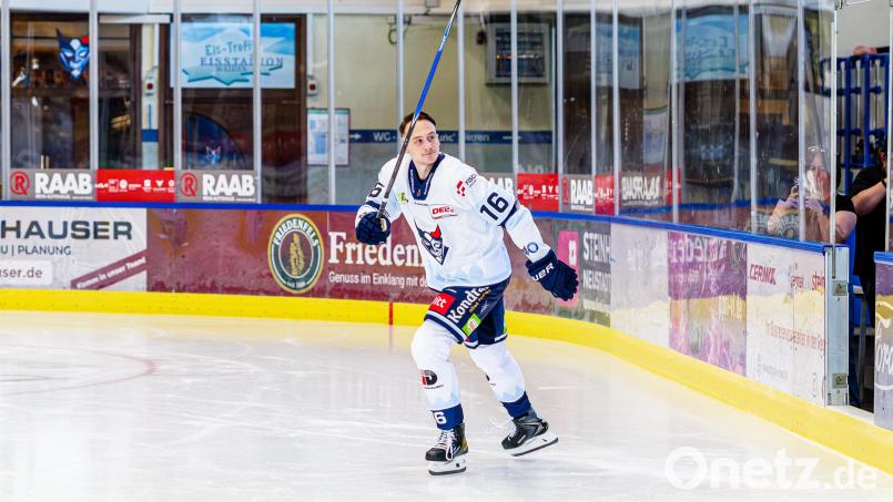 Philipp Faulhaber von den Blue Devils Weiden wird mit einer Förderlizenz ausgestattet. Bild: Elke Englmaier