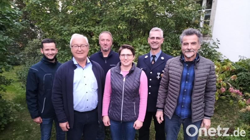 Gottfried Beer mit seiner Ehefrau Astrid. Zu den vielen Gratulanten zählten auch (von links): Dirigent der „Grenzlandbuam Bärnau“ Stefan Zwerenz, 1. Vorstand der Blaskapelle Thanhausen Uwe Franz, 1. Vorstand der Freiwilligen Feuerwehr Ellenfeld Markus Gmeiner und 2. Vorstand der Bärnauer SPD Adalbert Heldwein. Bild: Robert Birkner