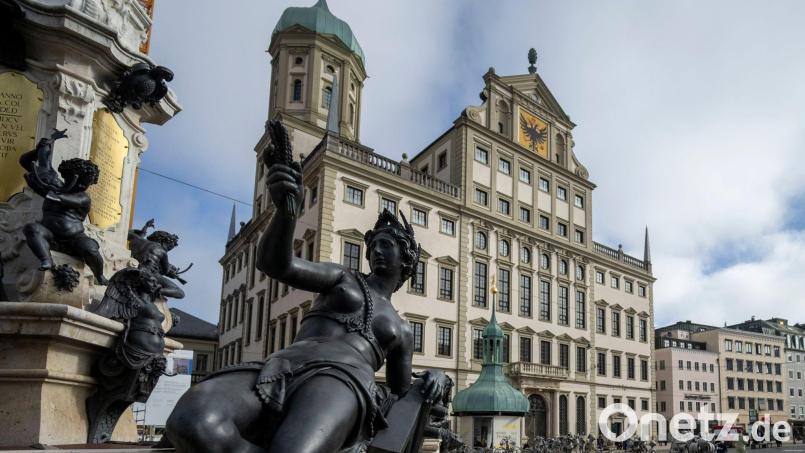 Im Augsburger Rathaus soll in den kommenden Monaten konsequent gespart werden. (Archivbild) Bild: Stefan Puchner/dpa