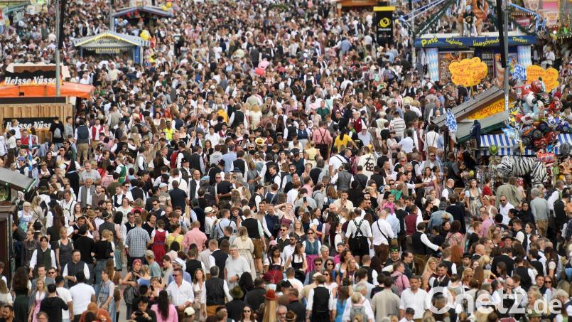 Am ersten Wiesn-Wochenende kamen mehr internationale Besucher aufs Oktoberfest. (Archivbild) Bild: Felix Hörhager/dpa