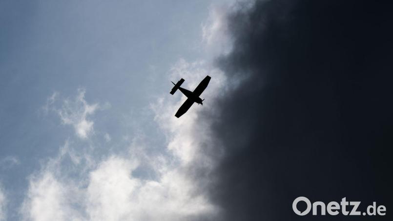 Nach einem Motorausfall landete ein Pilot sein Kleinflugzeug in einem Maisfeld bei Betzenstein. (Symbolbild) Bild: Julian Stratenschulte/dpa