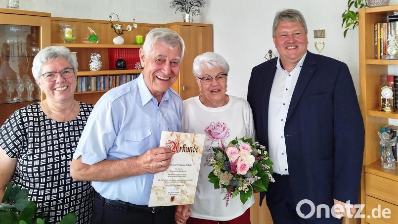 Das Jubelpaar Wolfgang und Ursula Scholz mit Bürgermeister Bernhard Schmidt (rechts) und Tochter Michaela (links). Bild: Jochen Neumann