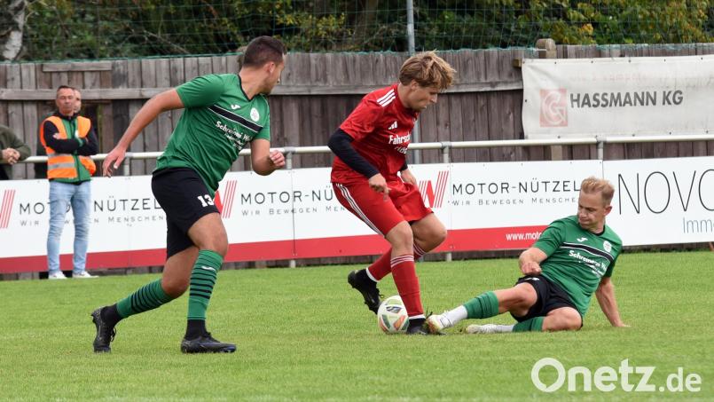 Der SV Mitterteich II (links Daniel Lauterbach, rechts Daniel Kahrig) besiegte am vergangenen Sonntag die SpVgg Wiesau (Mitte Lukas Greger) mit 2:1. Am Wochenende sind die Wiesauer gegen Bärnau und Tirschenreuth im Doppeleinsatz, die Bezirksliga-Reserve reist nach Marktleuthen. Bild: Rudi Gebert