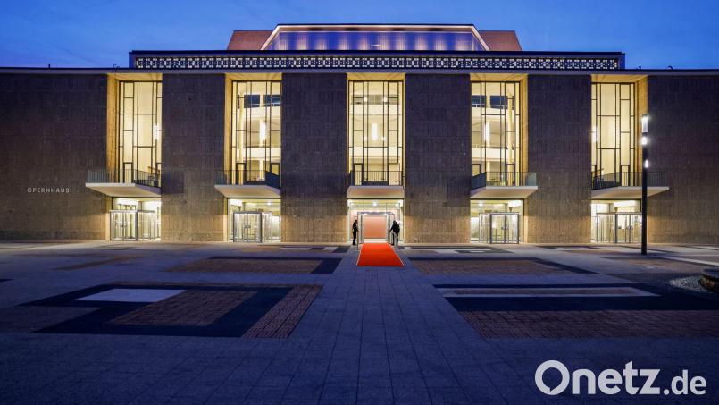 Die Kölner Oper und das Schauspielhaus sind am Donnerstagabend nach 14 Jahren Sanierung wiedereröffnet worden. Bild: Thomas Banneyer/dpa