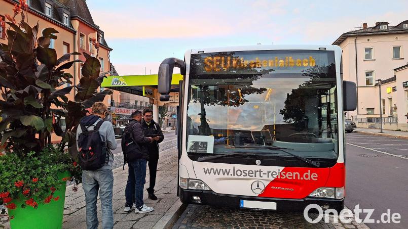 Schienenersatzverkehr in Richtung Kirchenlaibach am Bahnhofsvorplatz in Marktredwitz – am Gehsteig wartet der Fahrkartenkontrolleur. Bild: Jürgen Lenkeit