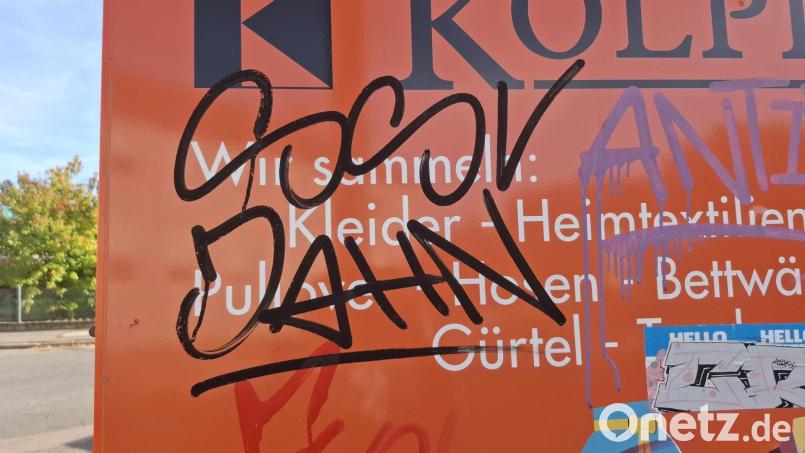 Viele Graffiti in Schwarzenfeld sind der Name des Regensburger Drittligisten SSV Jahn Regensburg. Hier an einem Kleindercontainer am Schwarzenfelder Bahnhof. Bild: Eva Kreuzer