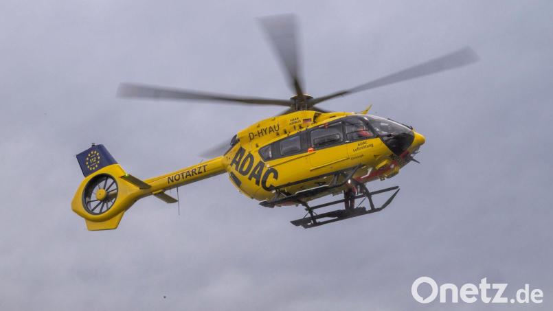 Der Schwerverletzte wurde in ein Krankenhaus gebracht. (Symbolbild) Bild: Peter Kneffel/dpa