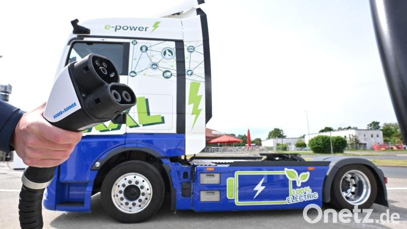 Der Ladebedarf für elektrische Lkw steigt laut einer Prognose des Fraunhofer-Instituts in den kommenden Jahren schnell an. (Archivbild) Bild: Julian Stratenschulte/dpa