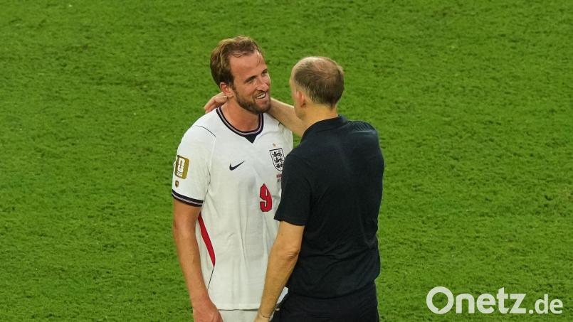 Englands Nationaltrainer Thomas Tuchel (r) schwärmt von seinem Stürmer Harry Kane. (Archivbild) Bild: Marta Lavandier/AP/dpa