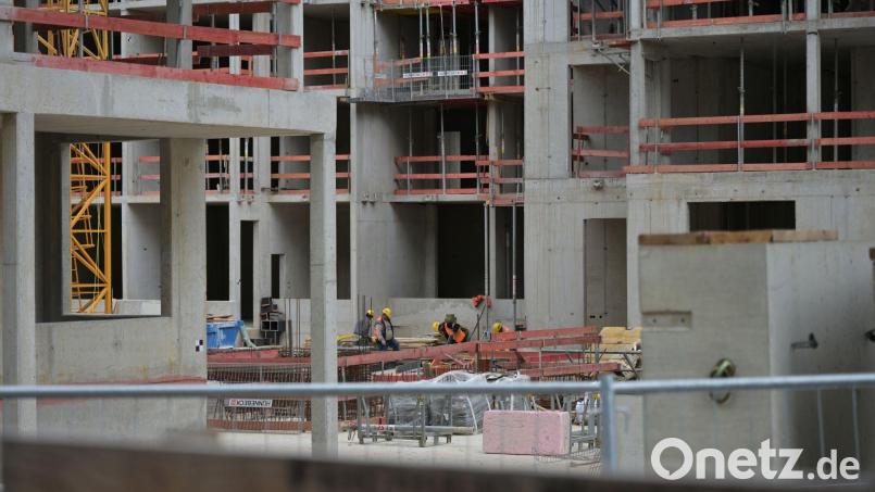 Ein Wohnhaus im Werden in München-Freiham. Ein Aufschwung in der Immobilienbranche ist nach einer Umfrage der Messe München nicht in Sicht. Bild: Malin Wunderlich/dpa