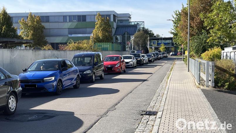 In der Welserstraße in Amberg staut sich der Verkehr. Das hängt mit den Bauarbeiten an der parallel dazu verlaufenden Bundesstraße B85 zusammen. Die Aufregung ist groß. Bild: Andreas Ascherl