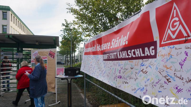 Aktionstag der IG Metall vor dem Werkstor von ZF Auerbach: Die Sorge um den Standort ist nach wie vor da. Bild: jut
