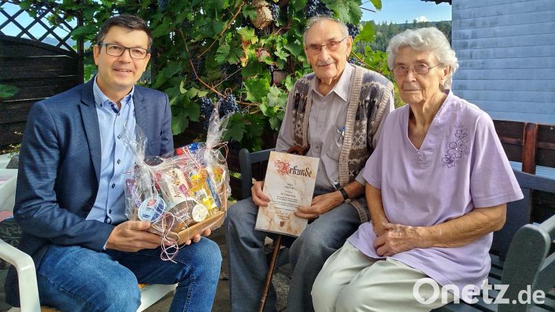 Otto Uhl (Mitte) feiert mit seiner Ehefrau Rosa seinen 90. Geburtstag. Der zweite Bürgermeister Dominik Vollath gratulierte ihm. Bild: Jochen Neumann