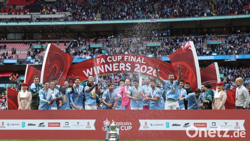 Die Stars von Manchester City mit dem FA-Cup 2026. Bild: Richard Pelham/AP/dpa