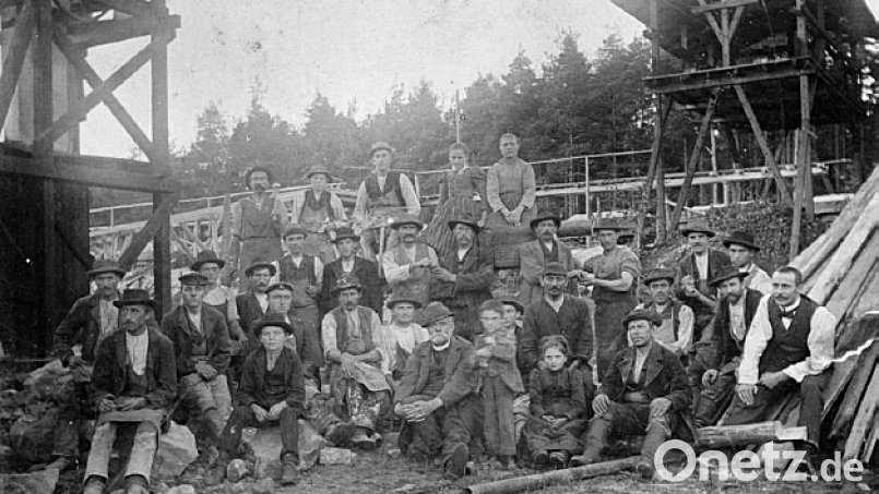 Johann Woldemar Strobel (Erster von rechts), die 2. Generation von Strobel Quartsand, mit seiner Belegschaft im Werk Freihungsand um das Jahr 1910. Heuer feiert das Unternehmen 150. Jubiläum. Archivbild: Strobel Quarzsand