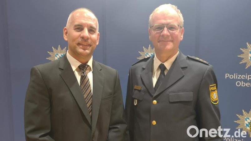 Andreas Schieder (links) löst Thomas Hecht als Leiter der Polizeiinspektion Weiden ab. Bild: Lisa Sebald