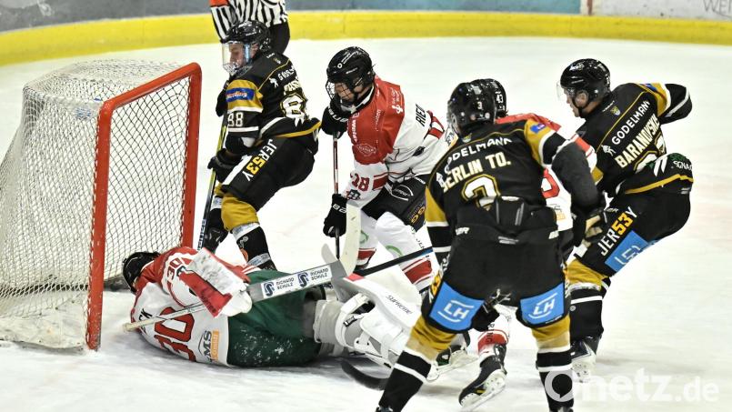 Die Eishockey-Bayernliga startet am ersten Oktober-Wochenende in die neue Saison. Top-Favorit ist der EHC Königsbrunn. Der Vorjahresmeister siegte vergangene Saison mit 5:2 beim ERSC Amberg (Szene). Bild: Hubert Ziegler