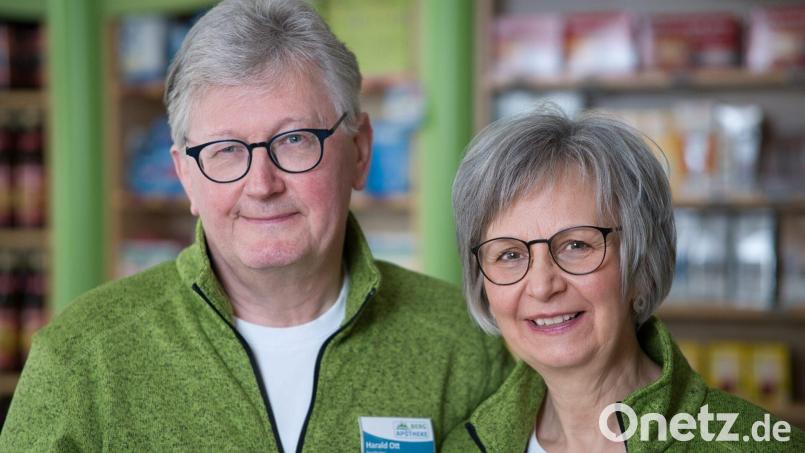 Karin und Harald Ott schließen nach 40 Jahren die Berg-Apotheke in Fichtelberg und verabschieden sich in den Ruhestand. Bild: Dr. Benedikt Ott