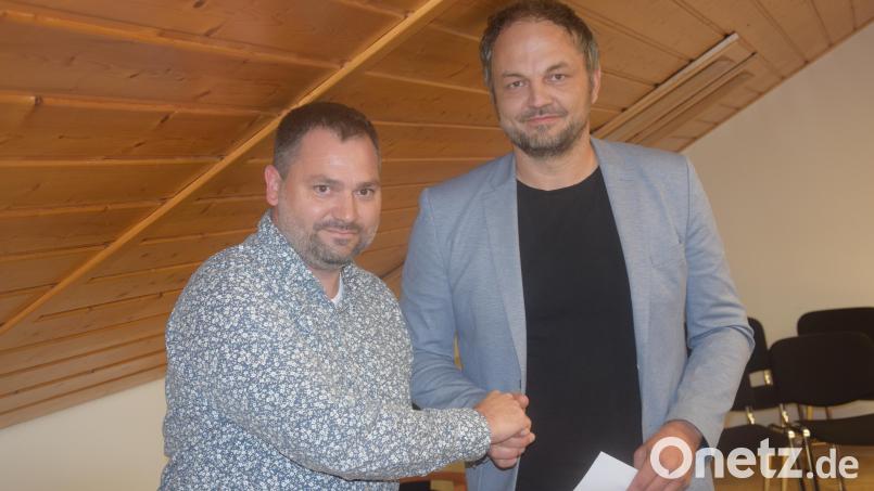 Nach der Vereidigung heißt Bürgermeister Sebastian Hartl (links) Michael Trummer als neuen Marktgemeinderat willkommen. Bild: Ernst Frischholz
