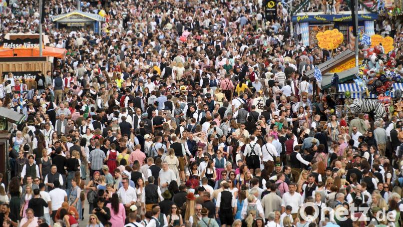 Auf der Theresienwiese sind zur Oktoberfestzeit enorm viele Menschen unterwegs. (Archivbild) Bild: Felix Hörhager/dpa