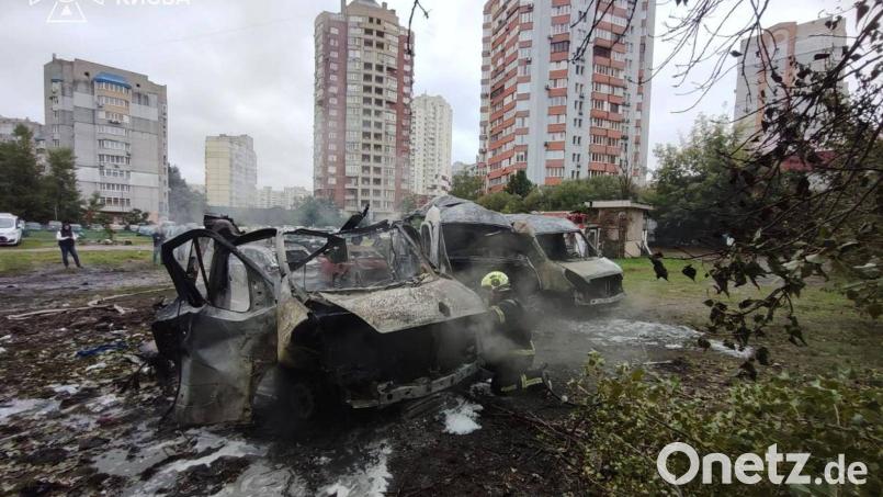 Jeden Tag schlagen in Kiew russische Kampfdrohnen ein. Bild: -/Ukrainian Emergency Service/AP/dpa