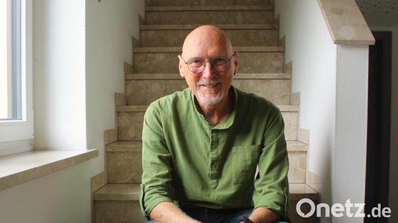 Günter Holzwarth im Treppenhaus: Die 29 Stufen bis zu seiner Wohnung im ersten Stock waren für ihn vor der Herztransplantation nur mit mehreren Pausen bezwingbar. Bild: Jennifer Battaglia