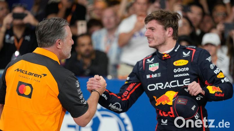 Zak Brown (l) hätte Max Verstappen gerne einmal in seinem Team. (Archivbild) Bild: Darko Bandic/AP/dpa