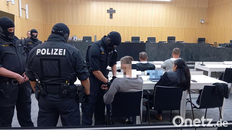Auch am zweiten Verhandlungstag wird der 32-jährige mutmaßliche Haupttäter in Begleitung von USK-Beamten in den Gerichtssaal in Weiden gebracht. Bild: Kathrin Halbhuber