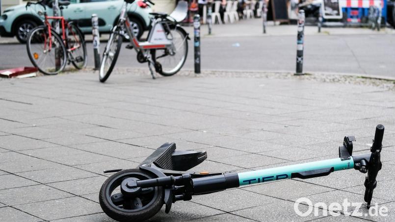 Für Unfälle mit E-Scootern sollen neue Haftungsregeln gelten. (Archivfoto) Bild: Jens Kalaene/dpa-Zentralbild/dpa