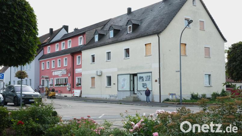 Zur Zukunft des alten Apothekengebäudes (rechts) führt die Gemeinde Wackersdorf derzeit Gespräche mit der staatlichen Förderstelle. Bild: Rudolf Hirsch